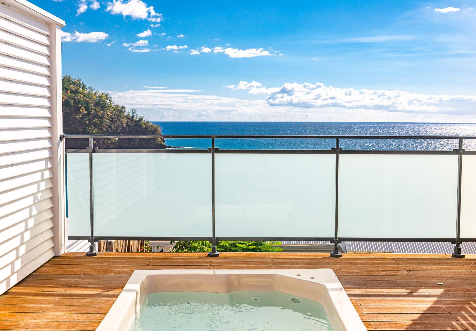 Les Galets Rouges Lodges & Spa Bouillante Exterior photo